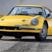Ferrari se za evný sporťák trošku styděla a tak byl na kapotě jen nápis Dino. Koníci z výroby většinou scházeli.