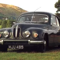 Typická maska Bristolu trochu připomíná ledvinky BMW. Není divu, pod kapotou podupávají němečtí plnokrevníci.