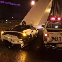 Jen číňan neujede ve Ferrari pickupu.