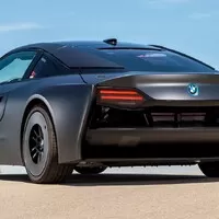 Zezadu připomíná vodíková i8 závodní Lamborghini.
