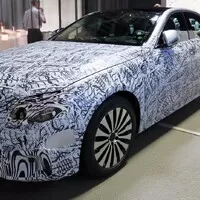 Nový Mercedes třídy E: Auto pro neřidiče bude parkovat samo a odemykat se mobilem