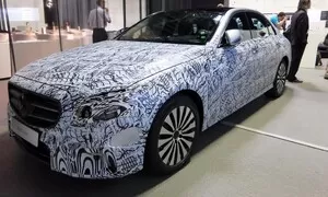 Nový Mercedes třídy E: Auto pro neřidiče bude parkovat samo a odemykat se mobilem
