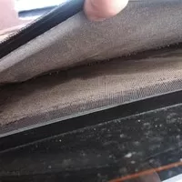 Pohled dovnitř na přechod dvou vrstev vinylu ke vklíněnému oknu.