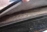 Pohled dovnitř na přechod dvou vrstev vinylu ke vklíněnému oknu.