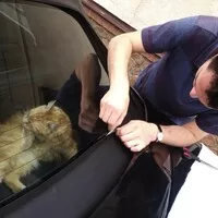 Ochrannou vrstvu doporučuji stahovat odprostřed a po kouskách, tedy zcela obráceně, než jsem činil já. 