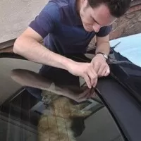 Při napínání vinylového pásu a přitiskávání k oboustranné pásce je třeba důkladné rozvahy. Co Den Braven spojí, člověk nerozdělí.