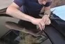 Při napínání vinylového pásu a přitiskávání k oboustranné pásce je třeba důkladné rozvahy. Co Den Braven spojí, člověk nerozdělí.