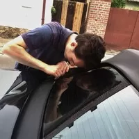 Před aplikací lepidla je vhodné lepené plochy očistit ředidlem.