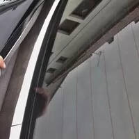 Nalepená páska těsně pod hranou skla. Nezapomeňte na rohy!
