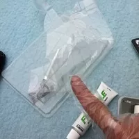 Mezi lepený spoj a zátěž je dobré umístit přiloženou rukavici, aby se knihy nestaly trvalou součástí vozu.