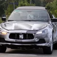 Autíčkářův týden: Terénní Bentley a KERS v produkční Toyotě