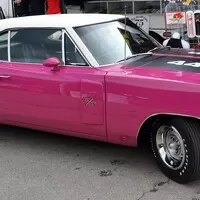 Dodge zachvátí švestkové šílenství, legendární barva se vrací