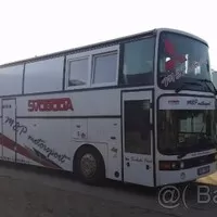 Nenápadný autobus je zevnitř docela nápaditý.