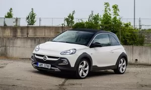 Recenze & testy: Opel Adam Rocks: Svěží závan v lánech retra