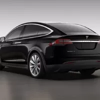 Tesla Model X: Tlustý crossover se sokolími dveřmi a stovkou za 3,2 je konečně tu!