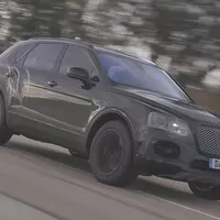 Zaoblený a nepříliš extravagantní vzhled se od Range Roveru na první pohled distancuje.