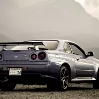 R34 V-Spec je zkratkou pro "Victory-Specification". Oprávněně.