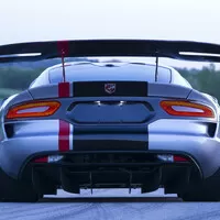 Dodge Viper drtí konkurenci, drží 14 traťových rekordů a poráží P1 i 918, přesto končí.