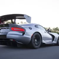 Dodge Viper drtí konkurenci, drží 14 traťových rekordů a poráží P1 i 918, přesto končí.