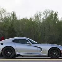 Dodge Viper drtí konkurenci, drží 14 traťových rekordů a poráží P1 i 918, přesto končí.