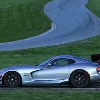 Dodge Viper drtí konkurenci, drží 14 traťových rekordů a poráží P1 i 918, přesto končí.