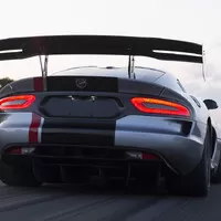 Dodge Viper drtí konkurenci, drží 14 traťových rekordů a poráží P1 i 918, přesto končí.