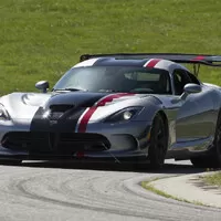 Dodge Viper drtí konkurenci, drží 14 traťových rekordů a poráží P1 i 918, přesto končí.