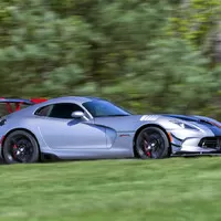 Dodge Viper drtí konkurenci, drží 14 traťových rekordů a poráží P1 i 918, přesto končí.