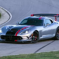 Dodge Viper drtí konkurenci, drží 14 traťových rekordů a poráží P1 i 918, přesto končí.