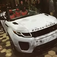 Autíčkářův týden: Konec zadohnaného BMW a Range Rover pod stanem