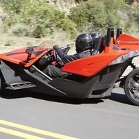 Polaris Slingshot – Zezadu moto, zepředu kára