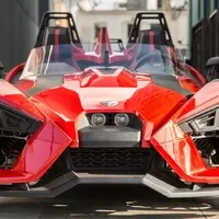 Polaris Slingshot – Zezadu moto, zepředu kára