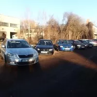 Mikulášské Kafe&Káry Praha: Hromada kár a hořící sudy