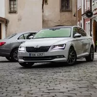 Škoda Superb vs. Mercedes-Benz C220CDI: Je to o značce či o velikosti?