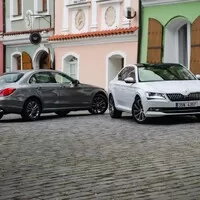Škoda Superb vs. Mercedes-Benz C220CDI: Je to o značce či o velikosti?