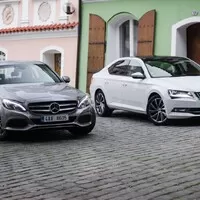 Škoda Superb vs. Mercedes-Benz C220CDI: Je to o značce či o velikosti?