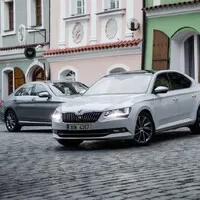 Škoda Superb vs. Mercedes-Benz C220CDI: Je to o značce či o velikosti?