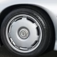 Na prodej je Jaguar XJ220 zn. sotva jetý