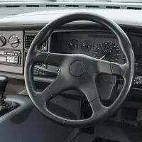 Na prodej je Jaguar XJ220 zn. sotva jetý