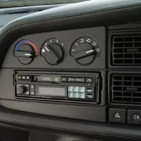 Na prodej je Jaguar XJ220 zn. sotva jetý