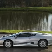 Na prodej je Jaguar XJ220 zn. sotva jetý