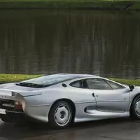 Na prodej je Jaguar XJ220 zn. sotva jetý