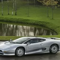 Na prodej je Jaguar XJ220 zn. sotva jetý