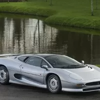 Na prodej je Jaguar XJ220 zn. sotva jetý