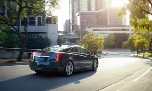 Novinky: Autíčkářův týden: Requiem za elektrický Cadillac a desetiválcové libreto v podání Lamborghini