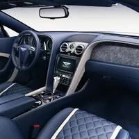 Dřevo je pro socky, u Bentley teď frčí kámen