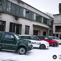 První letošní Kafe&Káry: Plápolající sudy a klouzající účastníci