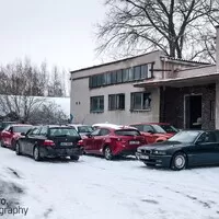 První letošní Kafe&Káry: Plápolající sudy a klouzající účastníci