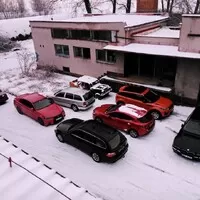 První letošní Kafe&Káry: Plápolající sudy a klouzající účastníci