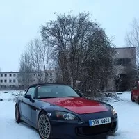 První letošní Kafe&Káry: Plápolající sudy a klouzající účastníci